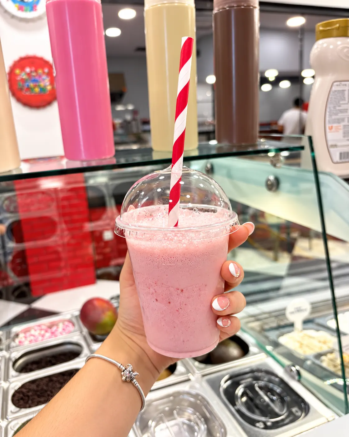 Batido de fresa en vaso para llevar