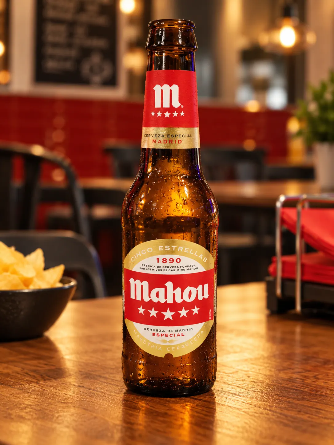 Botellín de cerveza en la mesa
