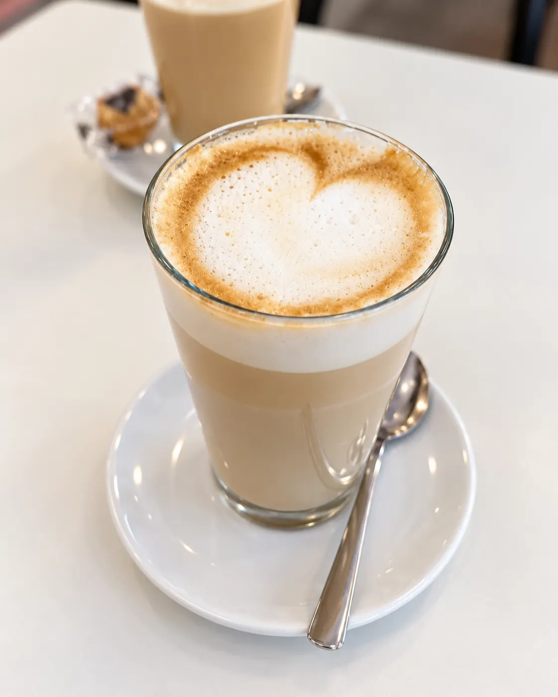 Café con leche con dibujo en la espuma