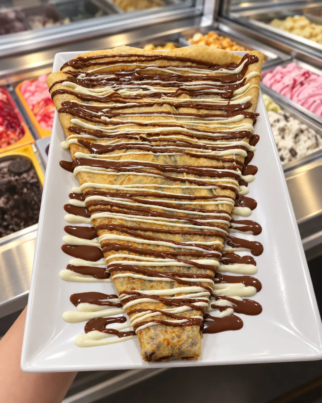 Crepe con sirope de chocolate blanco y chocolate con leche