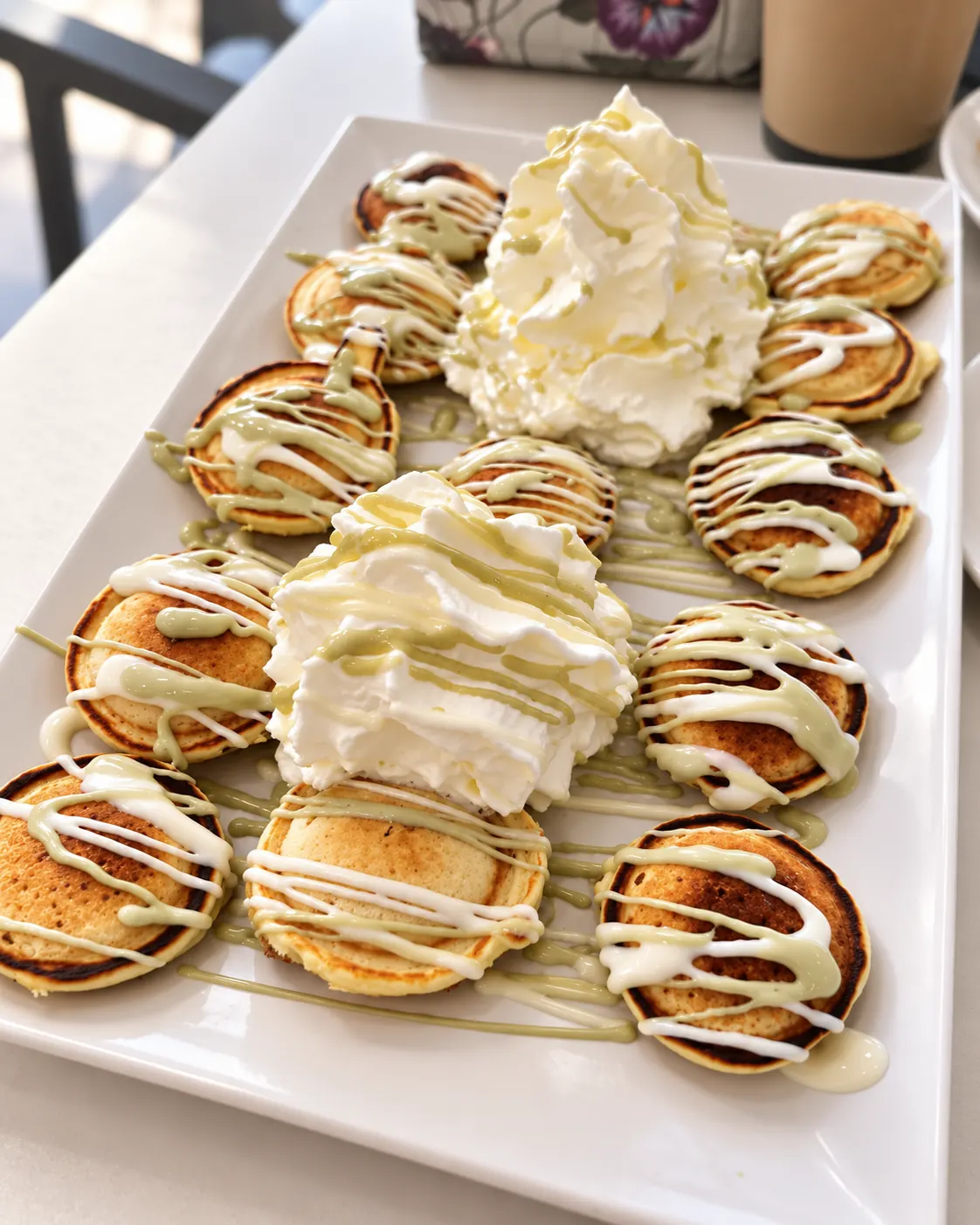 Mini tortitas con nata y sirope