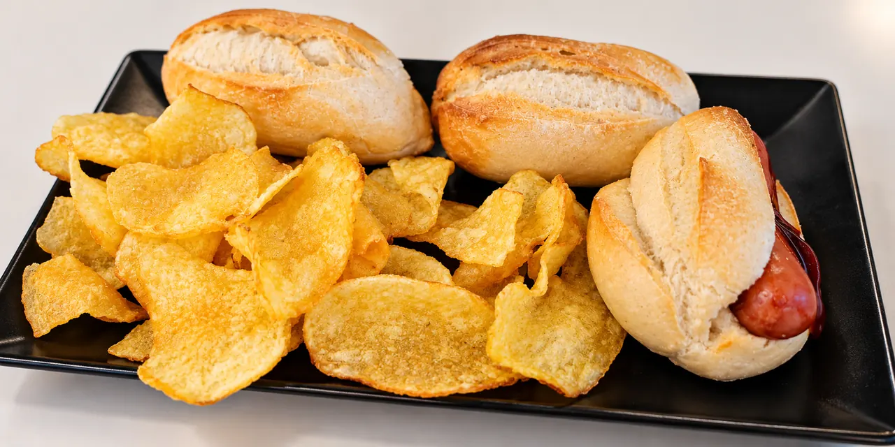Montaditos de salchicha con patatas chips