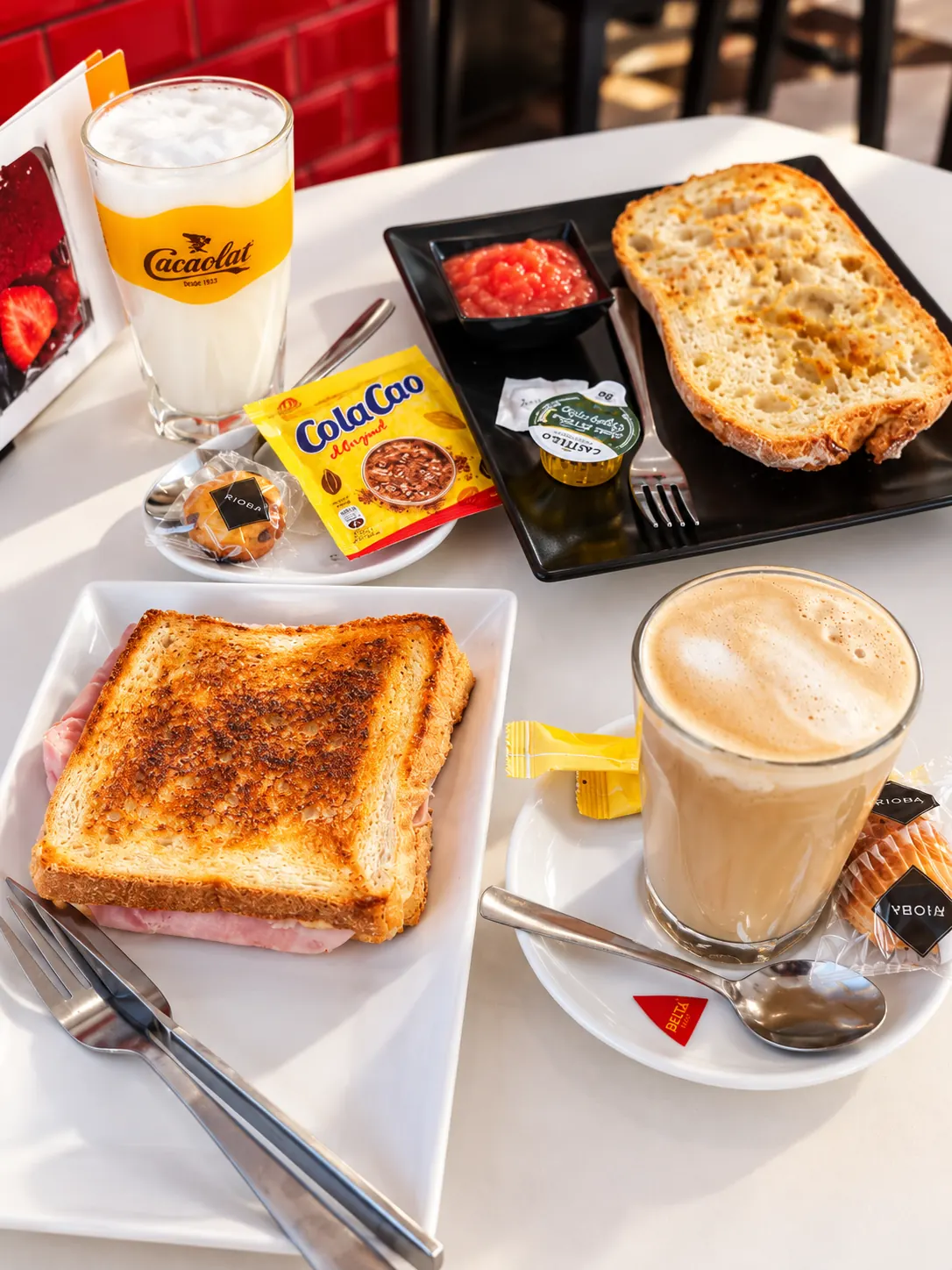Sándwich mixto con café y Cola Cao