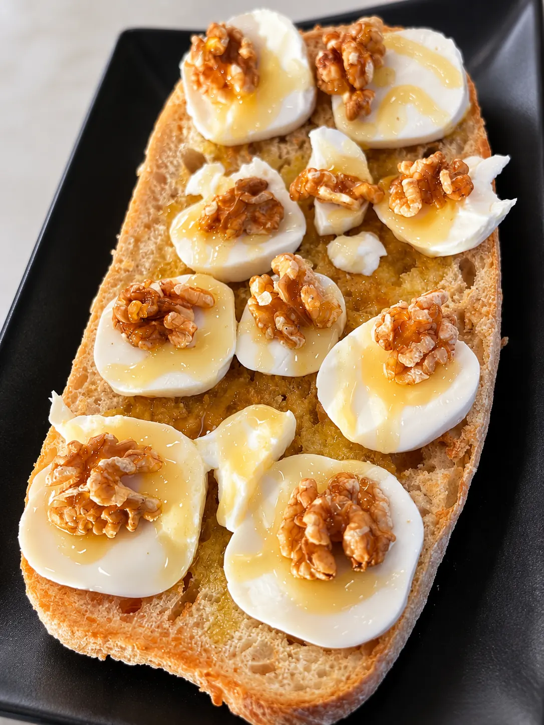 Tostada de queso fresco, nueces y miel