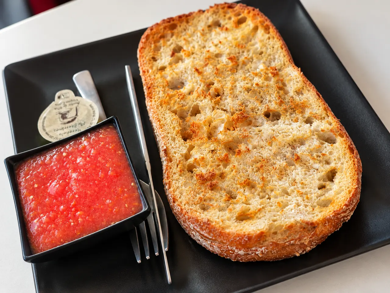 Tostada con tomate y aceite