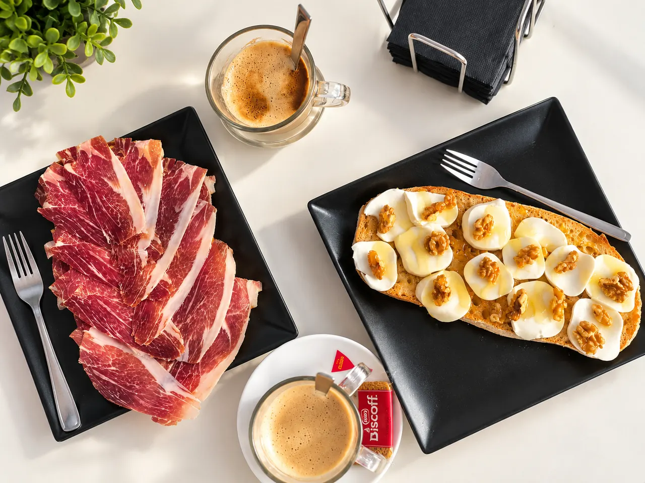 Tostas de jamón y de queso con cafés vistas desde arriba