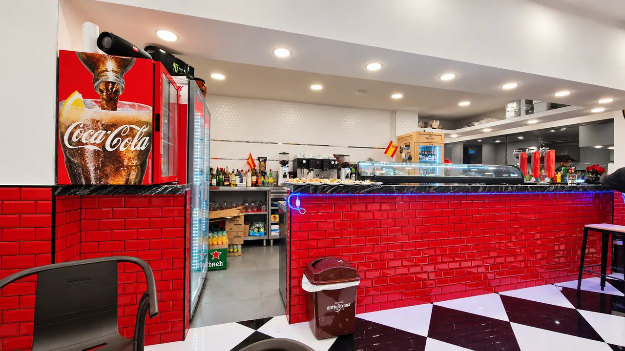 Barra y mostrador con nevera de Coca-Cola