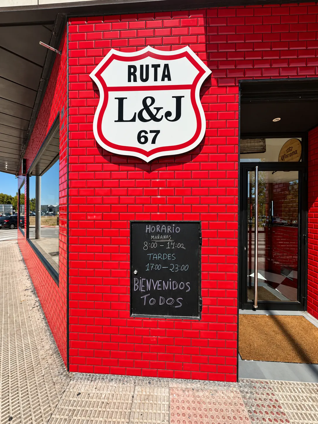 Entrada de L&J Ruta 67 con el escudo Ruta 67 y la pizarra del horario
