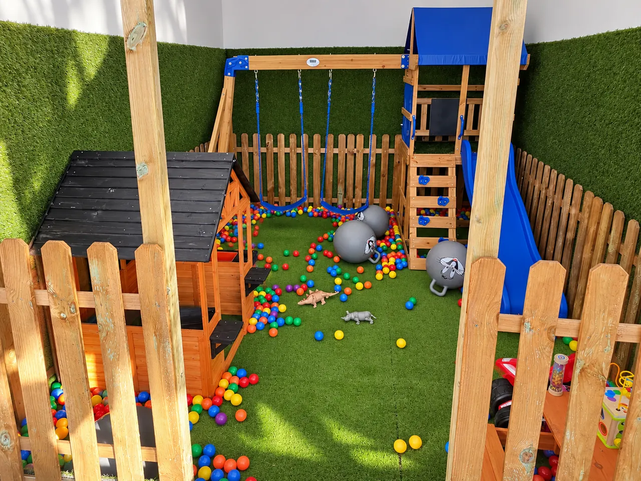 Parque infantil de Ruta 67 con piscina de bolas y columpios