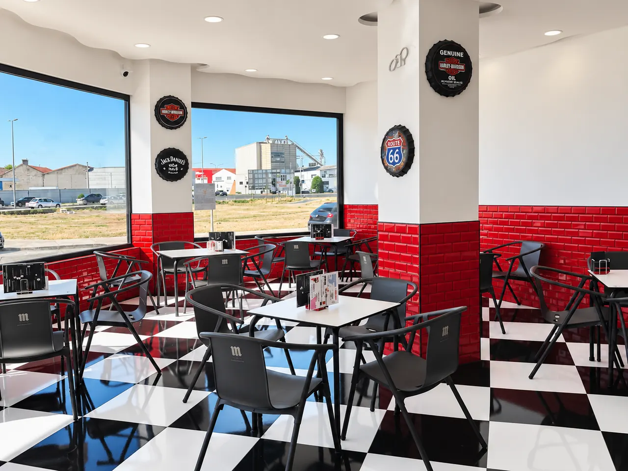 Salón de Ruta 67 con suelo de ajedrez y azulejo rojo