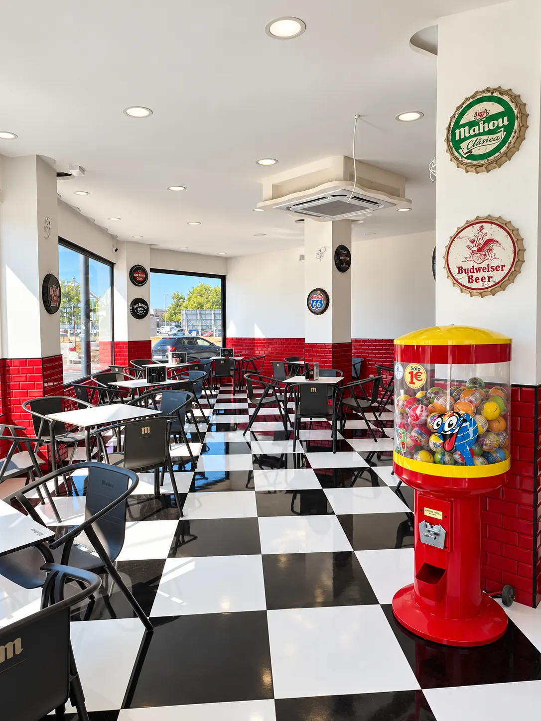Salón con máquina de bolas de chicle y carteles retro
