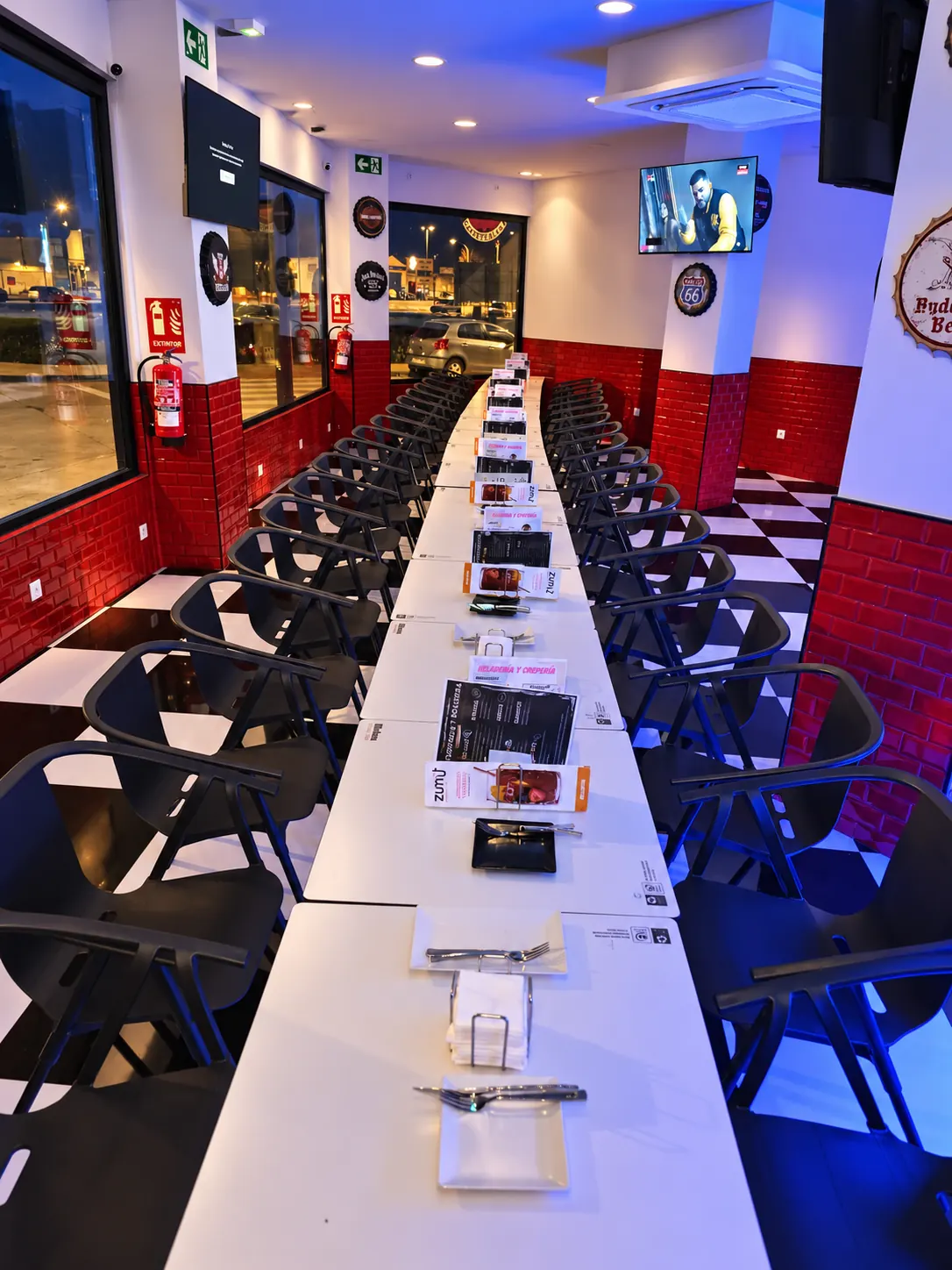 Mesa larga montada para un grupo en el salón